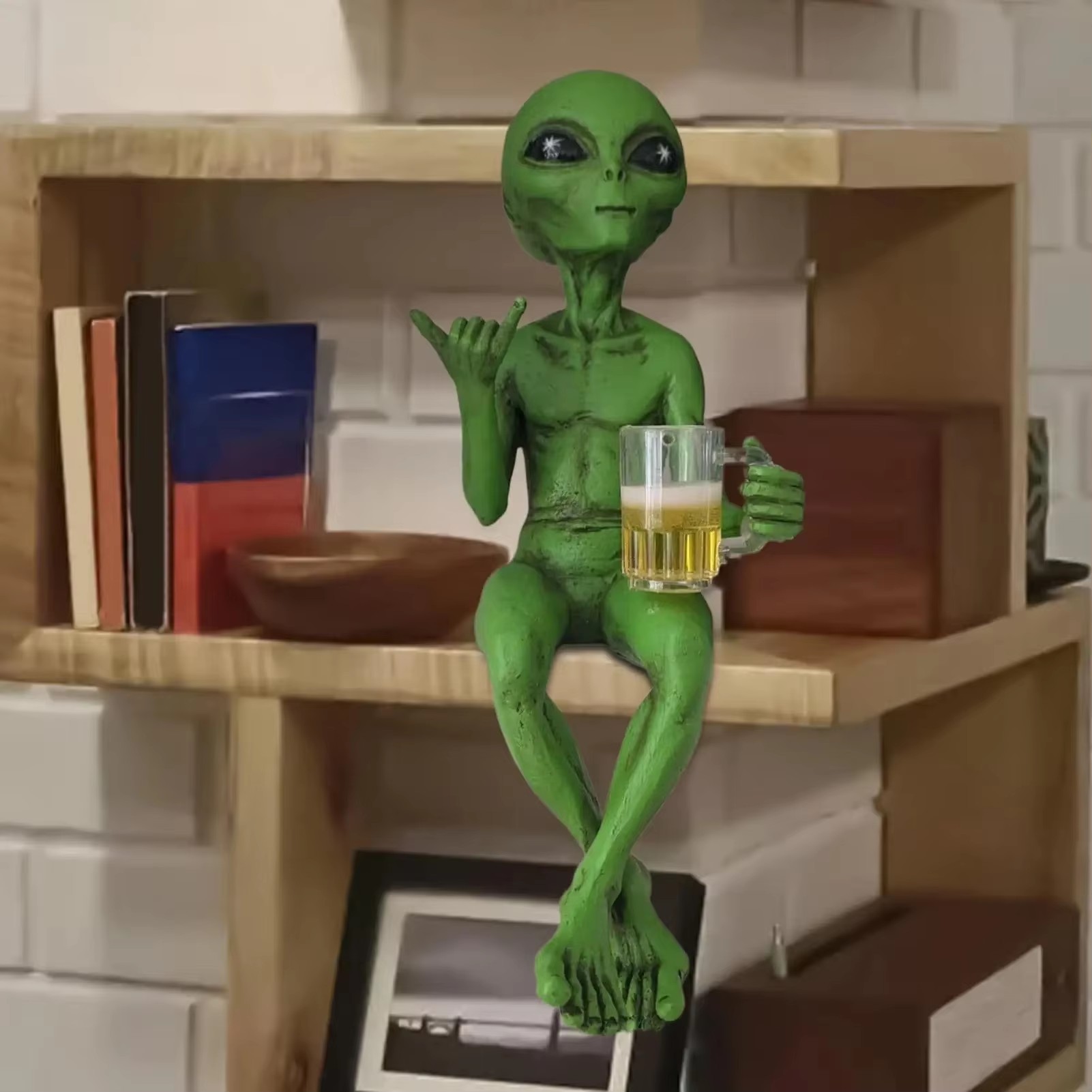 Grappig buitenaards standbeeld - Wine Beer Garden recensie en prijs